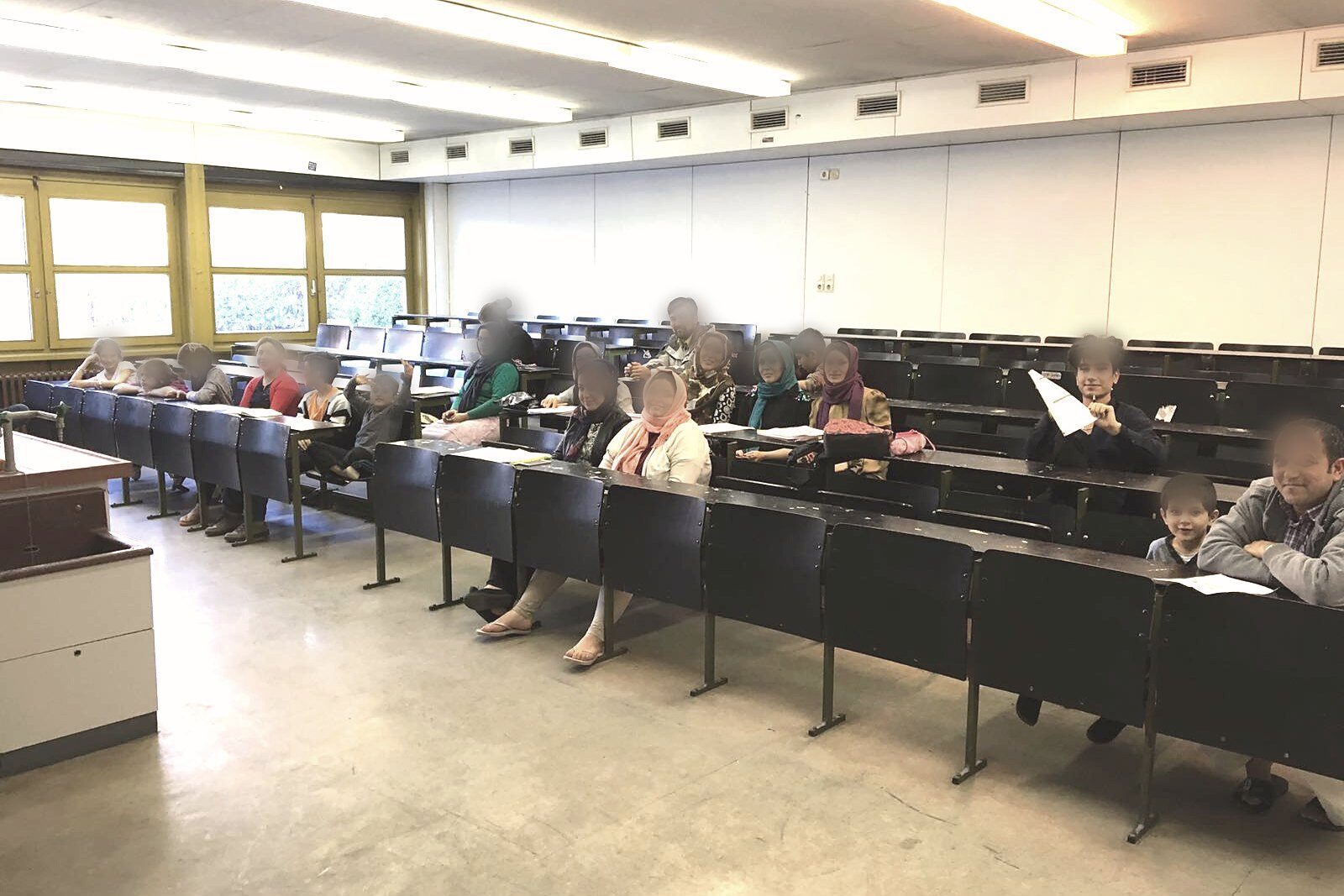 Teilnehmende in einem Hörsaal