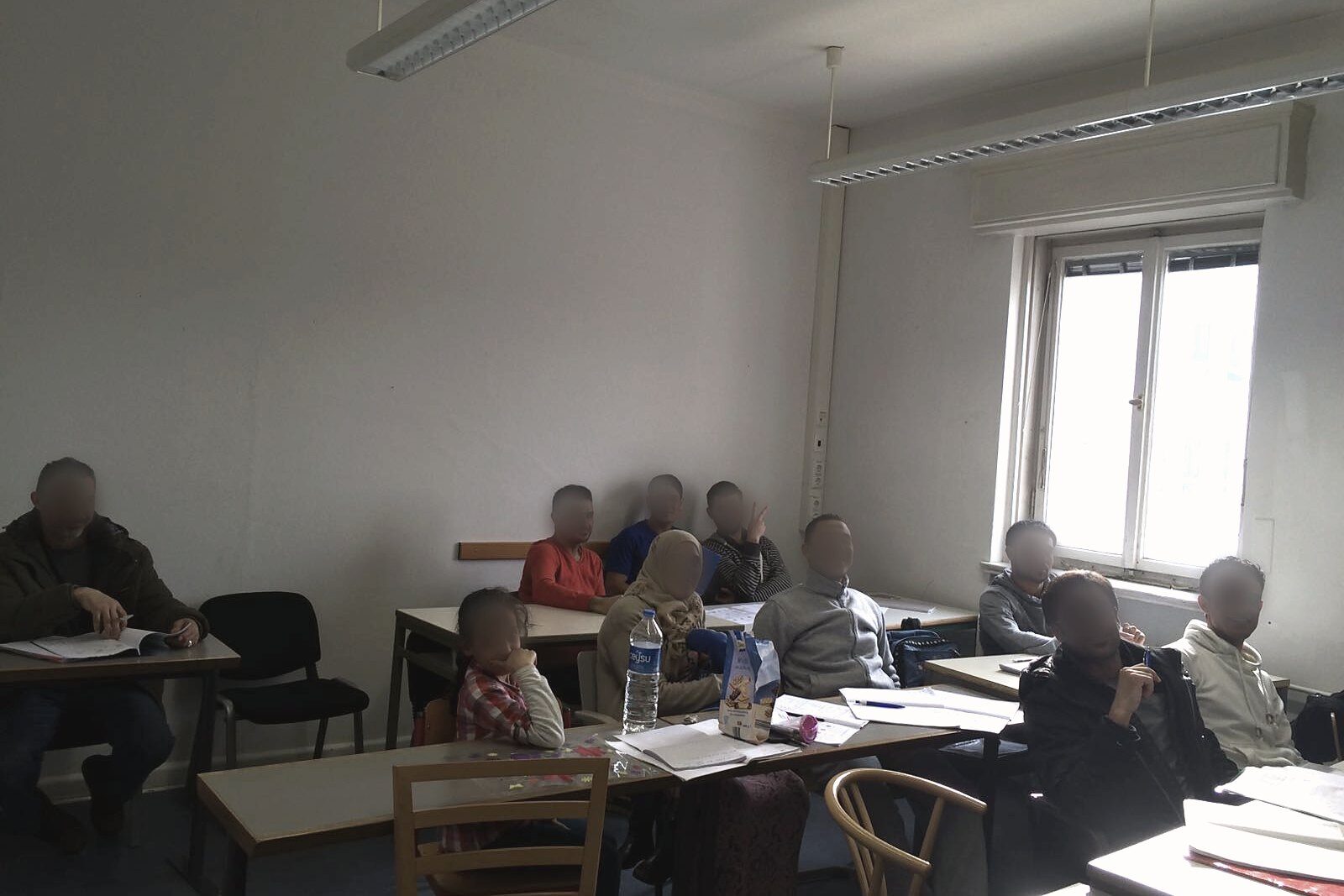 Erwachsene und Kinder in einem Kursraum